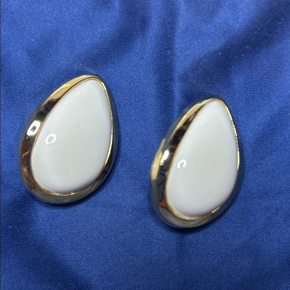 Vintage White and Gold Teardrop Earrings